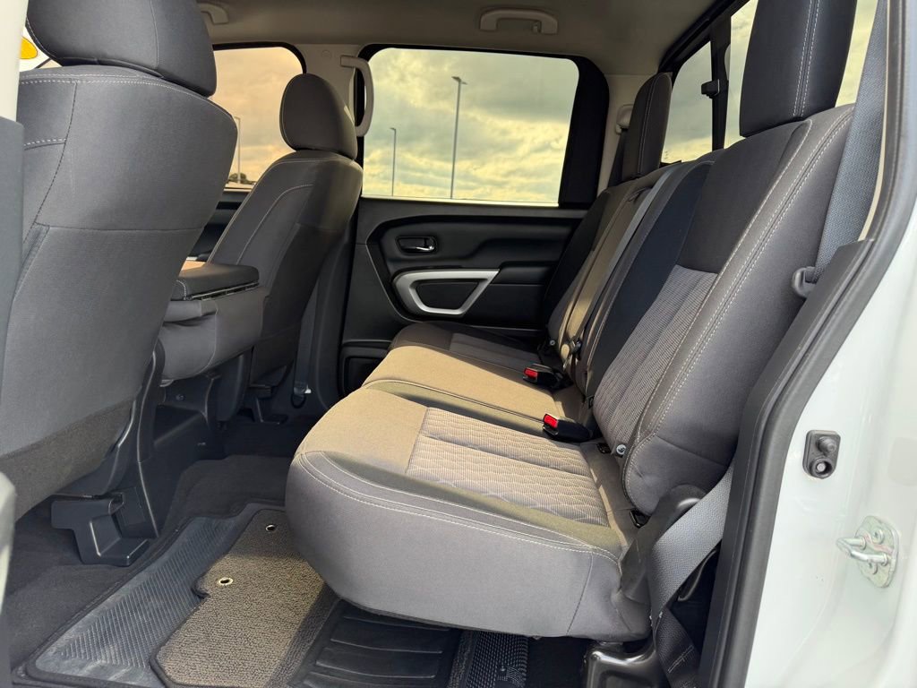 Used 2022 Nissan Titan SV AWD/4WD image 15