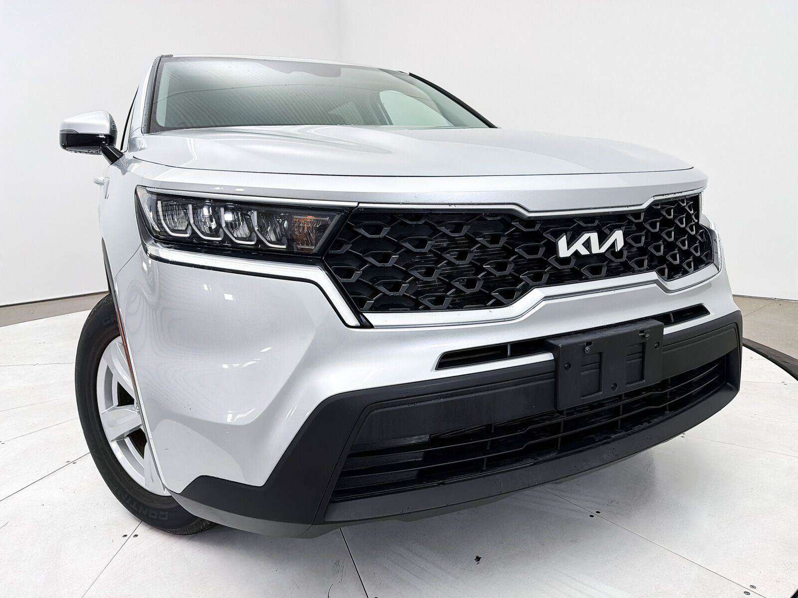 Used 2022 Kia Sorento LX FWD image 2