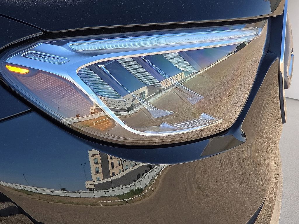 Used 2025 Mercedes-Benz GLC 350e 4MATIC image 10