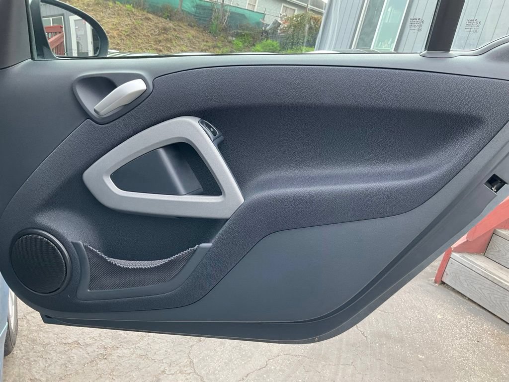 Used 2013 smart fortwo passion RWD image 39