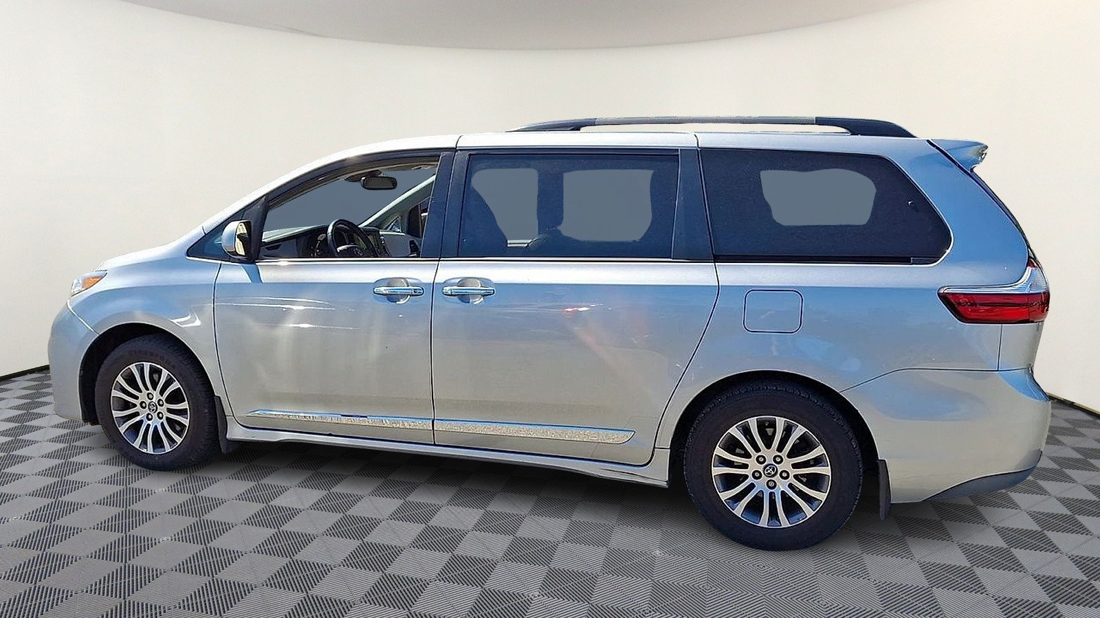Used 2019 Toyota Sienna XLE w/ XLE Navigation Package FWD image 5