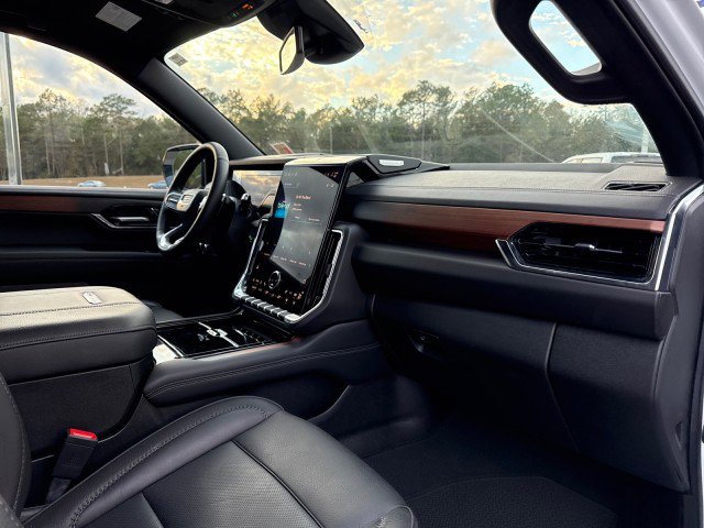 Used 2025 GMC Yukon XL Denali image 10