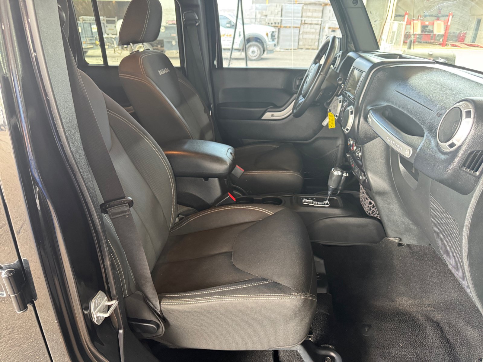Used 2016 Jeep Wrangler Unlimited Sahara w/ Connectivity Group AWD/4WD image 29