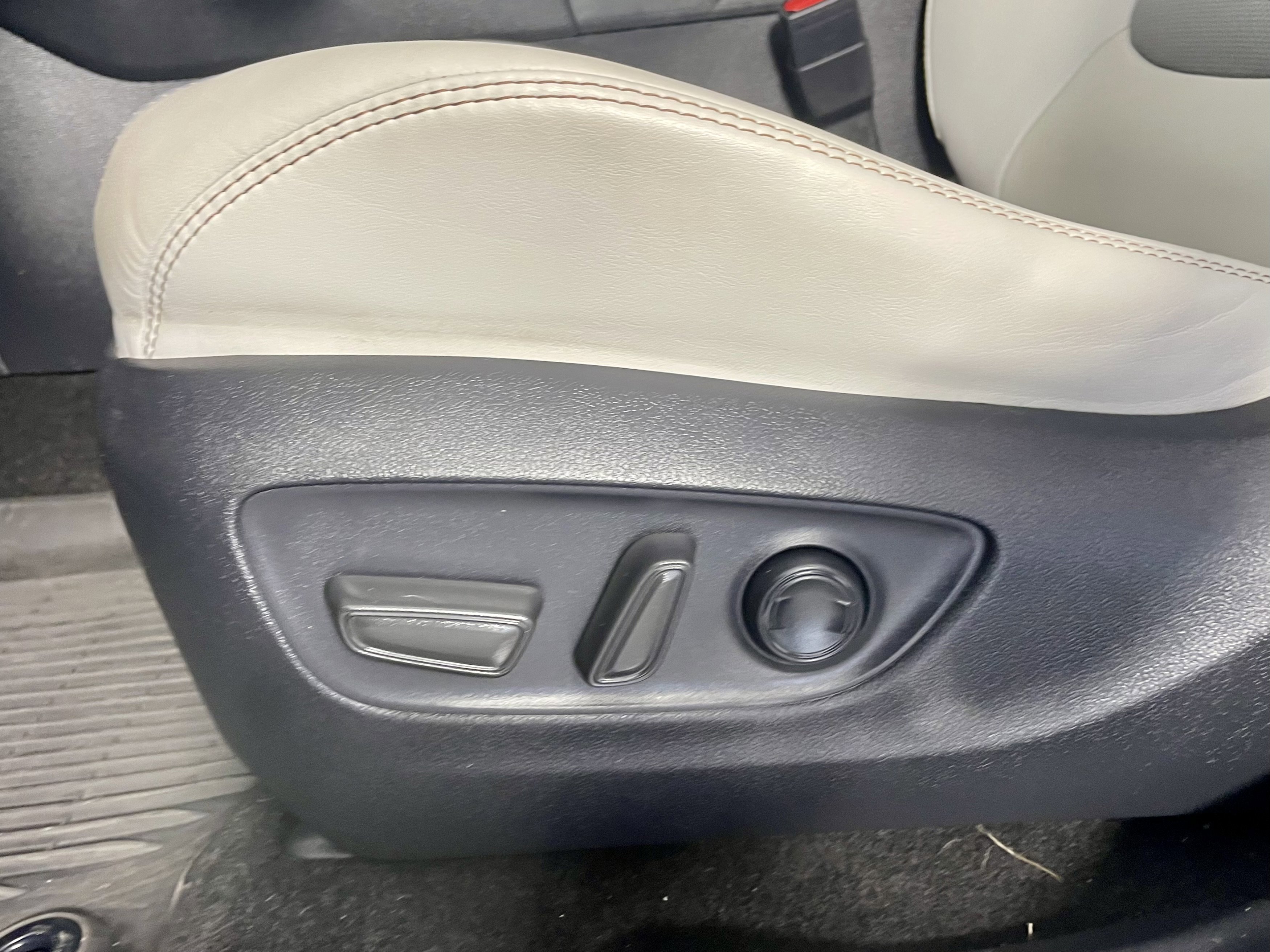 Used 2022 Toyota RAV4 Limited AWD/4WD image 14