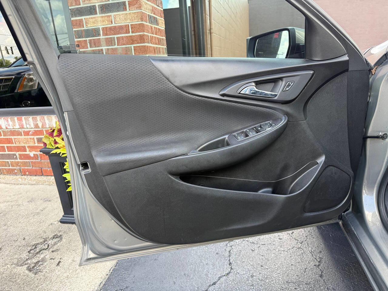 Used 2018 Chevrolet Malibu LT image 19