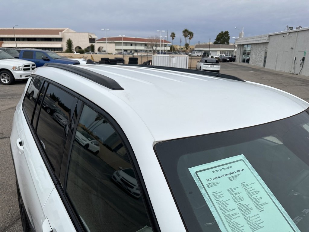 Used 2023 Jeep Grand Cherokee L Laredo image 9