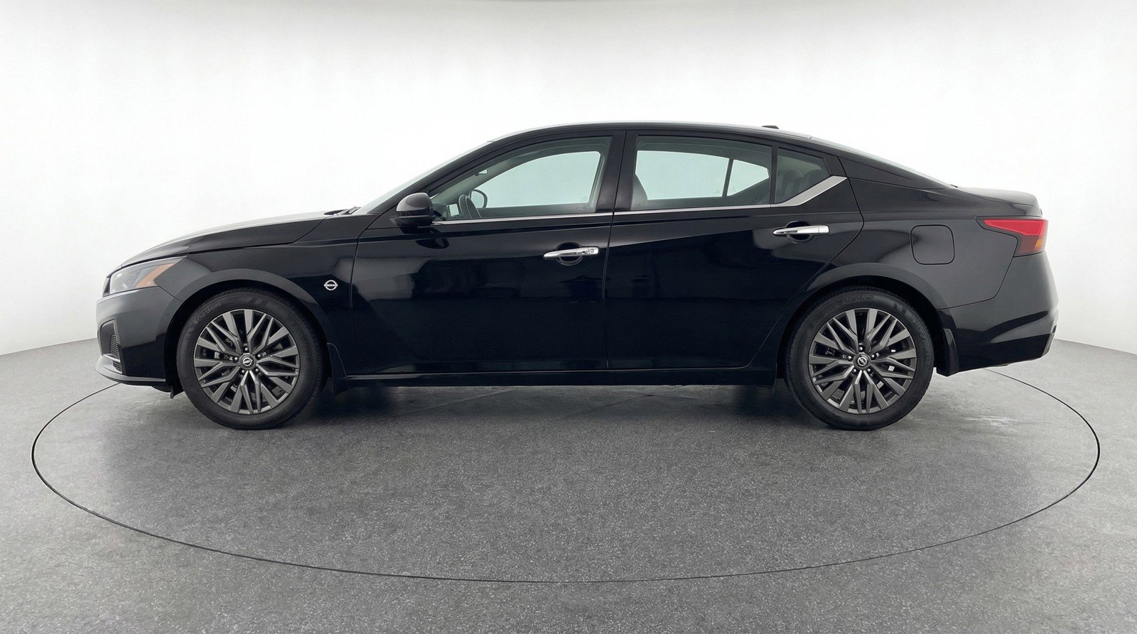 Used 2025 Nissan Altima 2.5 SV image 5