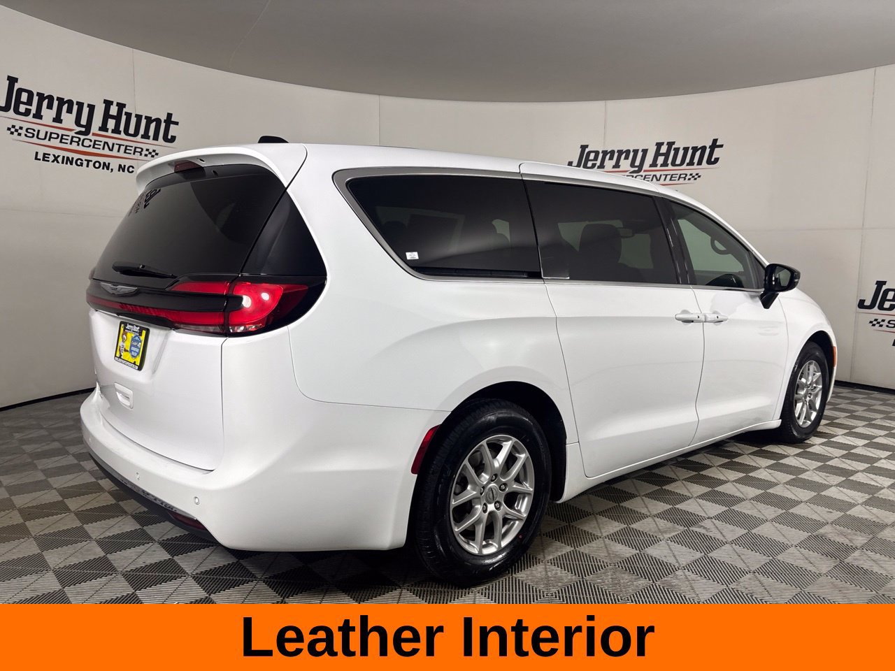 Used 2025 Chrysler Pacifica Select FWD image 6