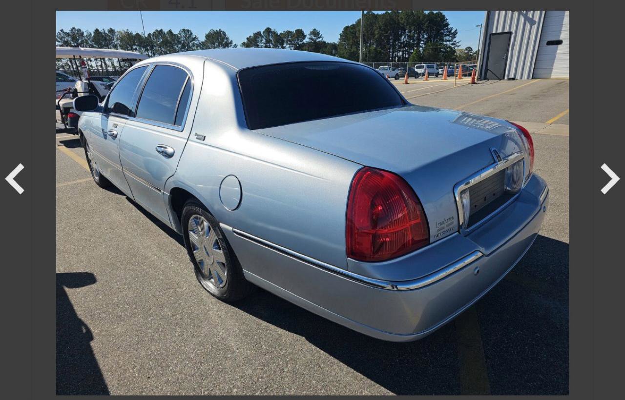 Used 2005 Lincoln Town Car Signature Limited RWD image 3