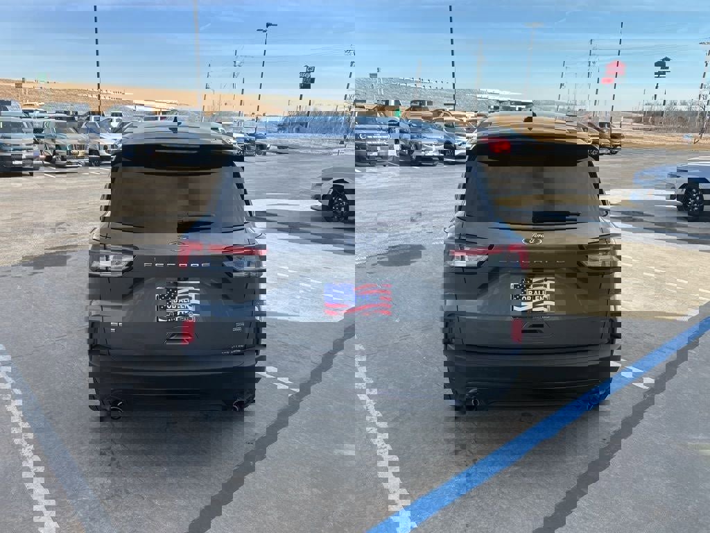 Used 2021 Ford Escape SE w/ SE Sport Appearance Package image 4