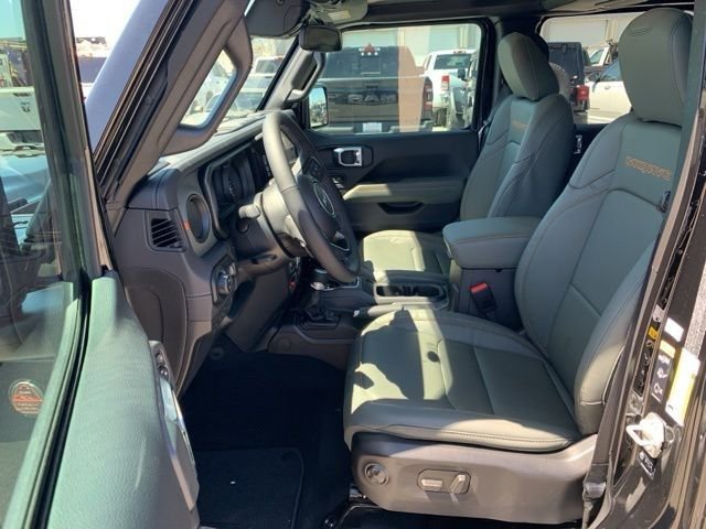 Used 2025 Jeep Gladiator Mojave w/ Convenience Group AWD/4WD image 11