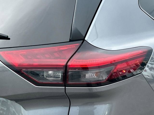 Used 2023 Nissan Rogue SV image 10
