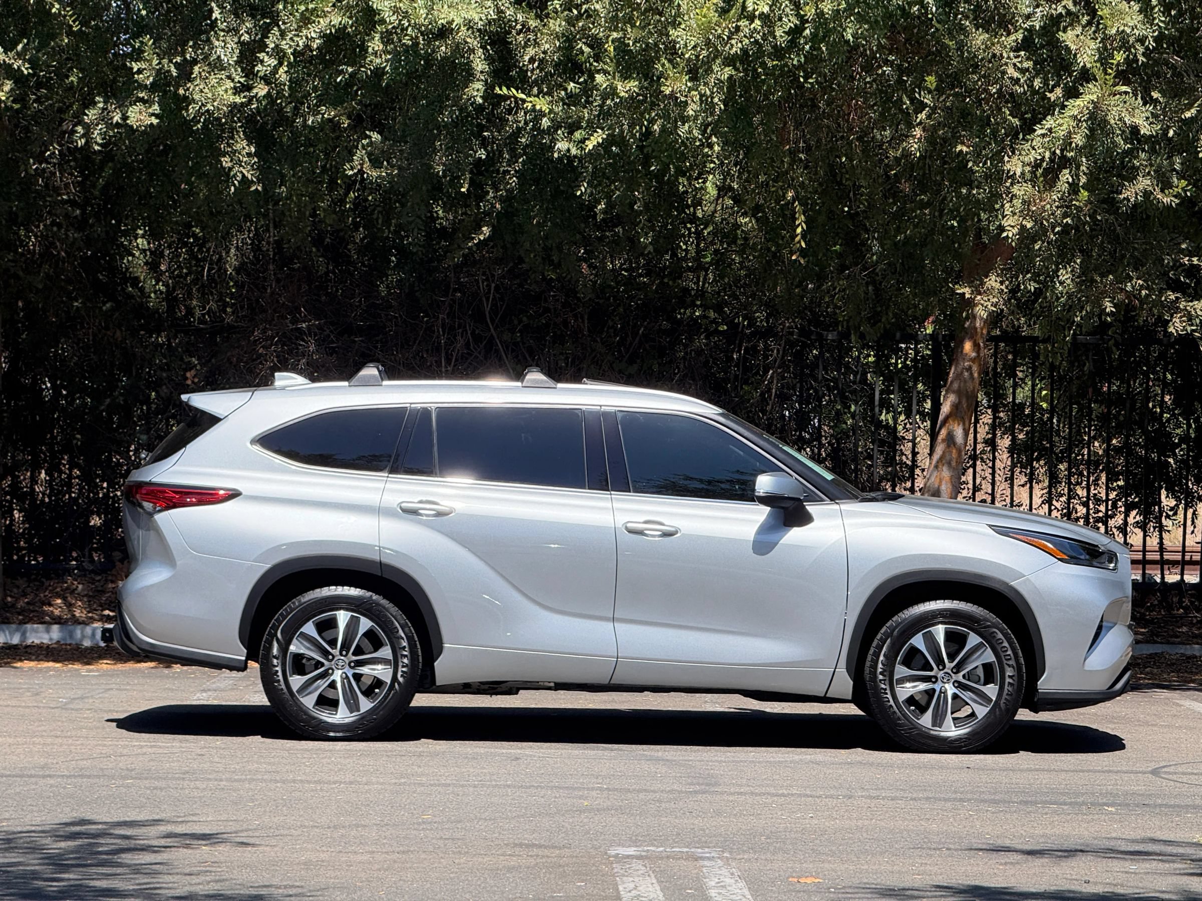 Used 2022 Toyota Highlander XLE FWD image 6