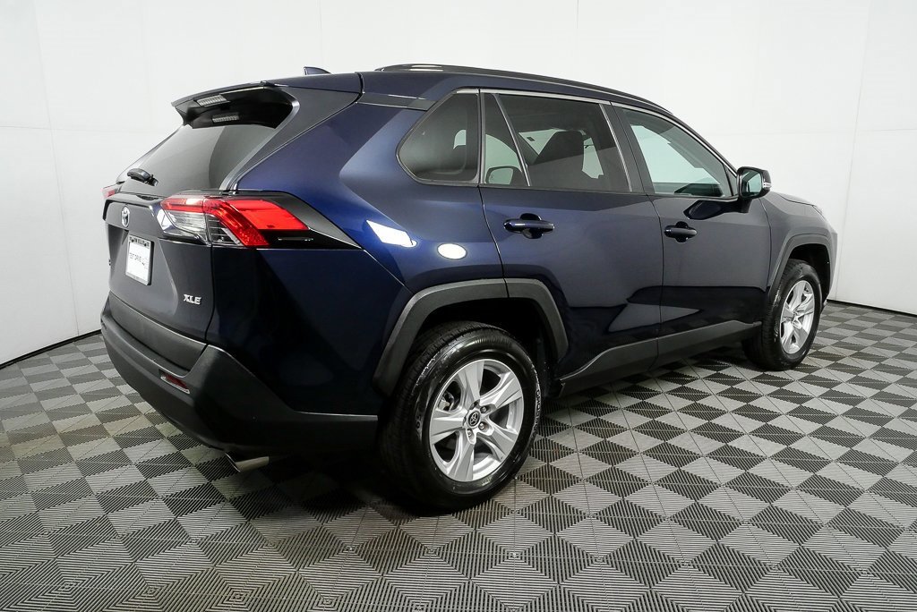 Used 2021 Toyota RAV4 XLE w/ Convenience Package image 3