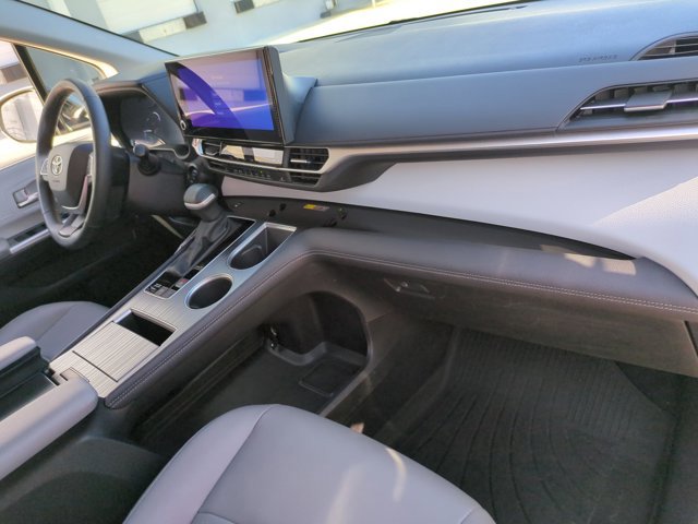 Used 2025 Toyota Sienna XLE image 22