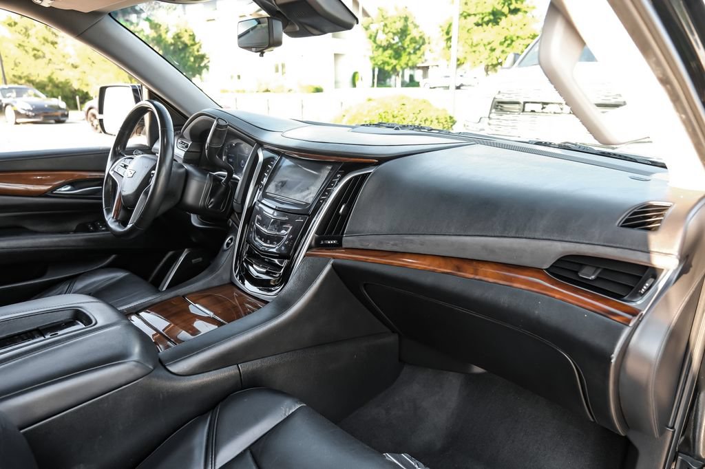 Used 2018 Cadillac Escalade Luxury RWD image 10