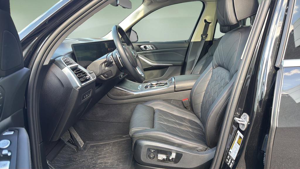 Used 2024 BMW X7 xDrive40i w/ Climate Comfort Package image 10