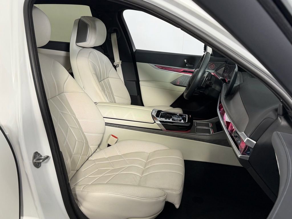 Used 2023 BMW 740i w/ Executive Package image 31