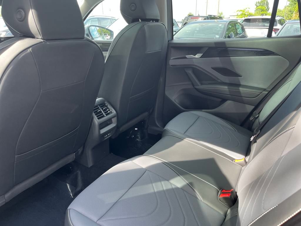 New 2025 Volkswagen Tiguan SE image 17