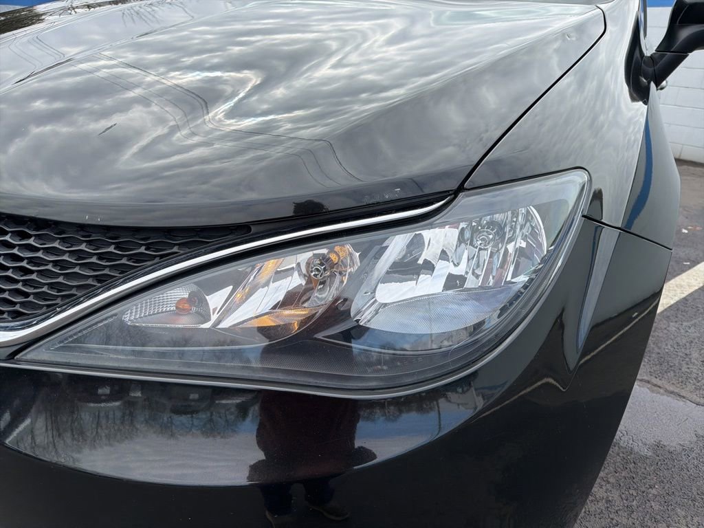 Used 2017 Chrysler Pacifica Touring image 9