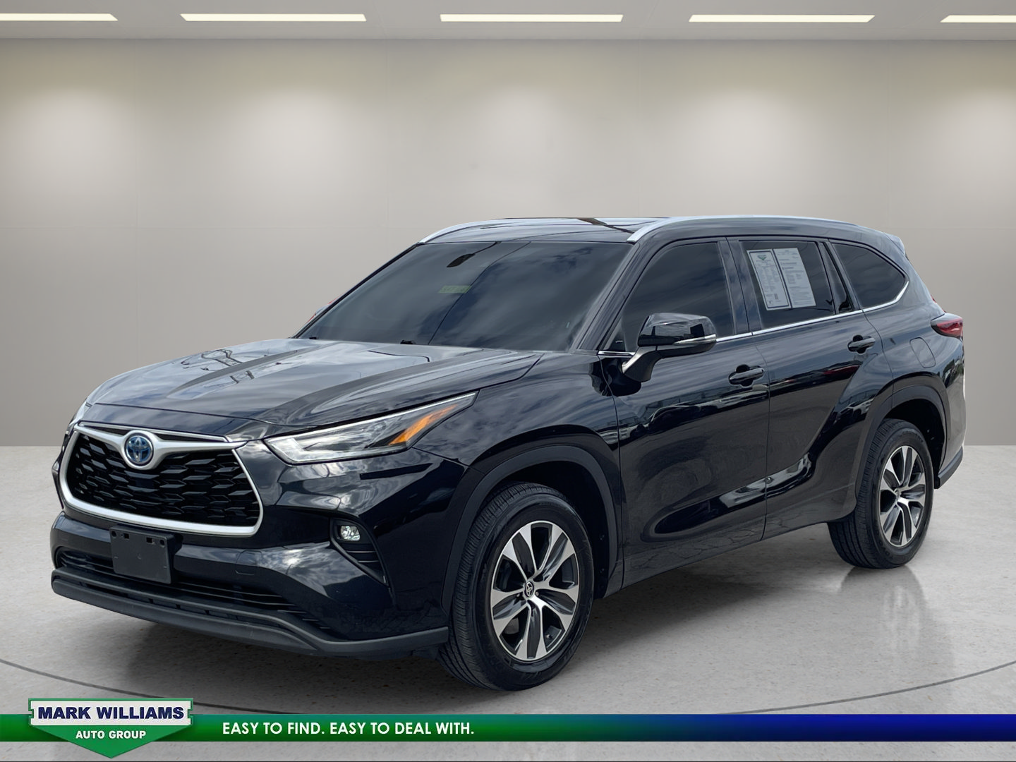 Used 2021 Toyota Highlander XLE AWD/4WD image 2
