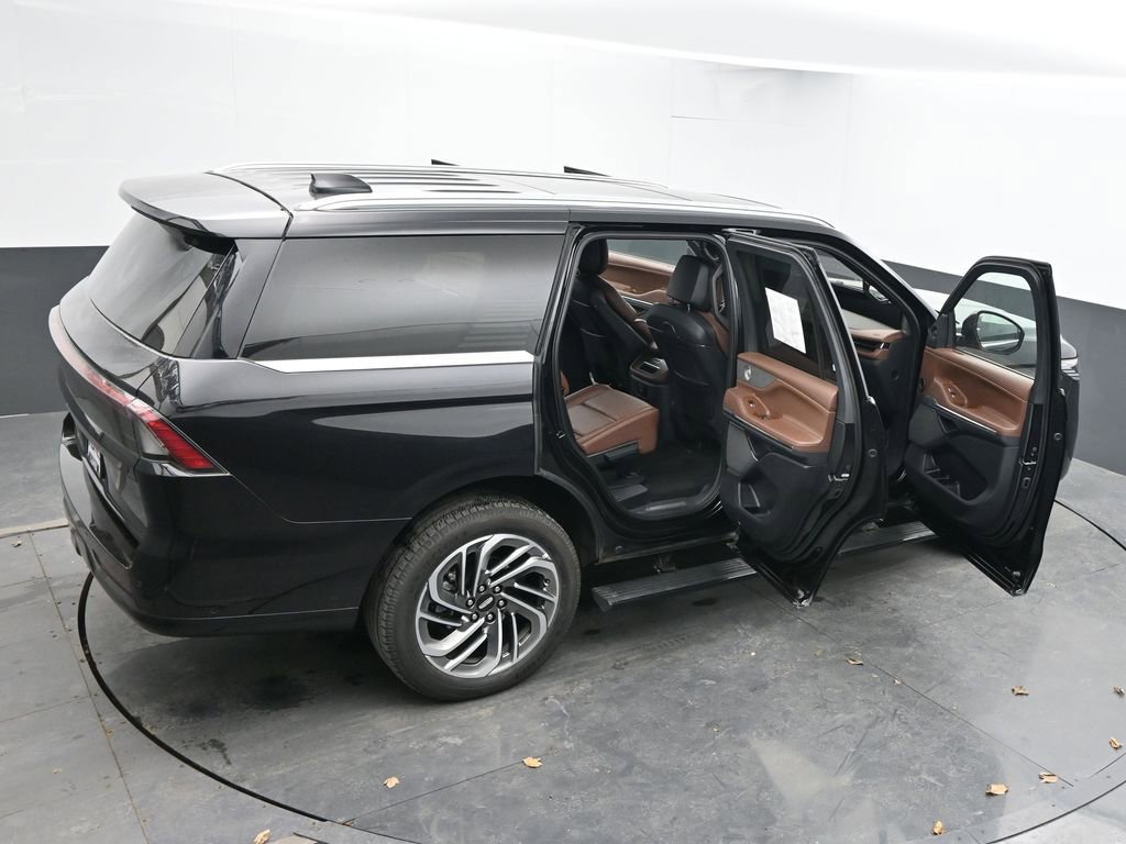 Used 2025 Lincoln Navigator Reserve image 69