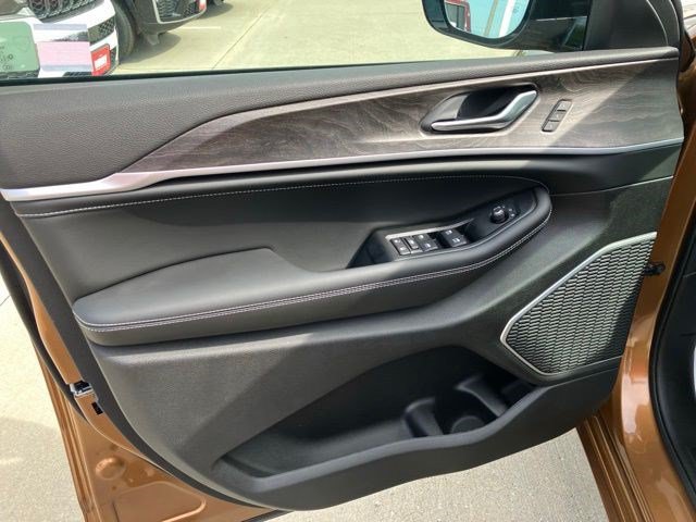 New 2026 Jeep Grand Cherokee Limited AWD/4WD image 9