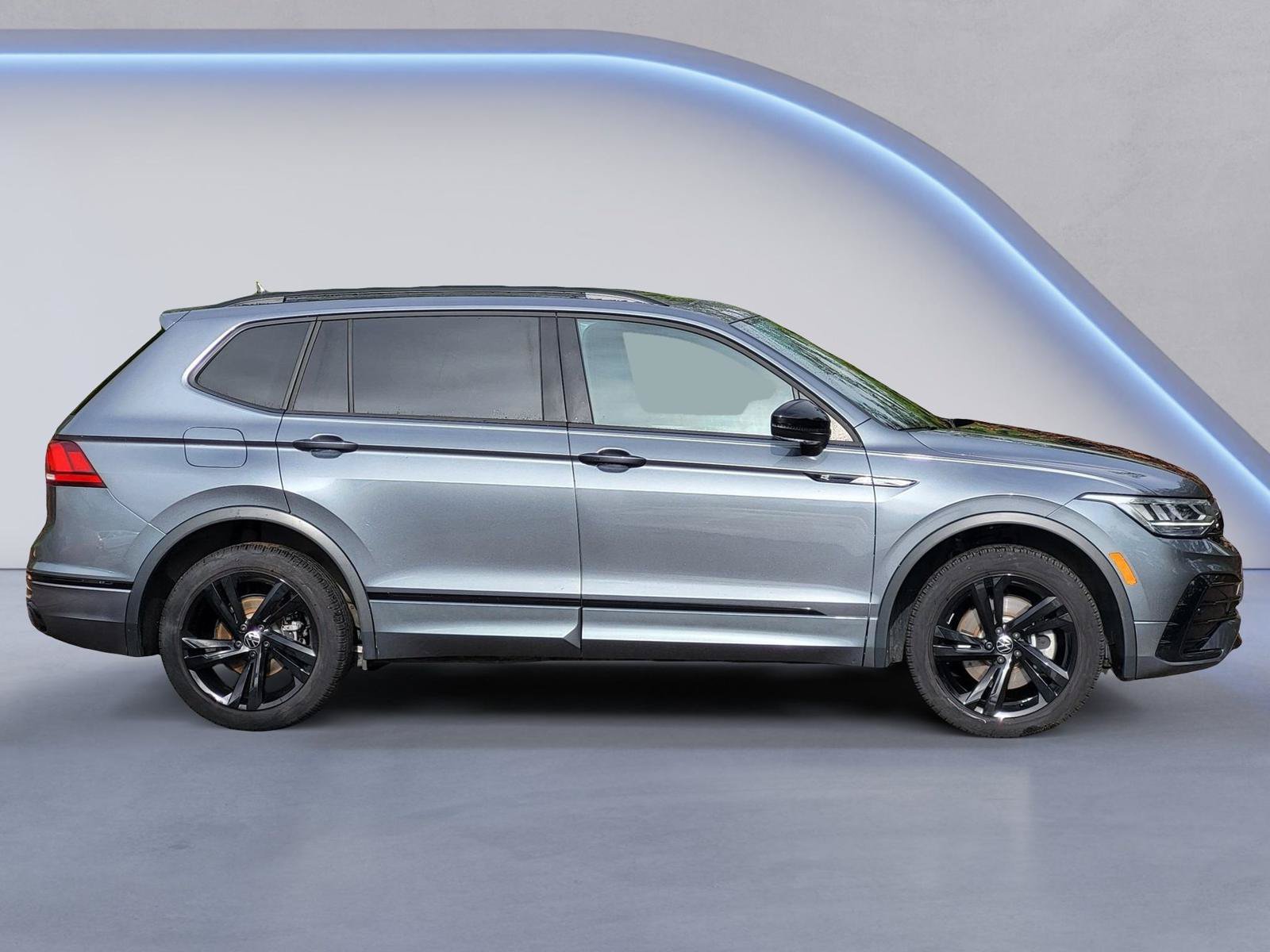 Used 2023 Volkswagen Tiguan SE R-Line AWD/4WD image 4