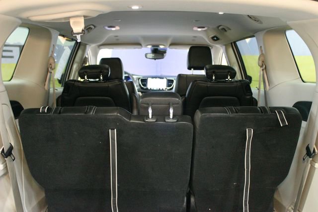 Used 2024 Chrysler Pacifica Touring-L FWD image 16