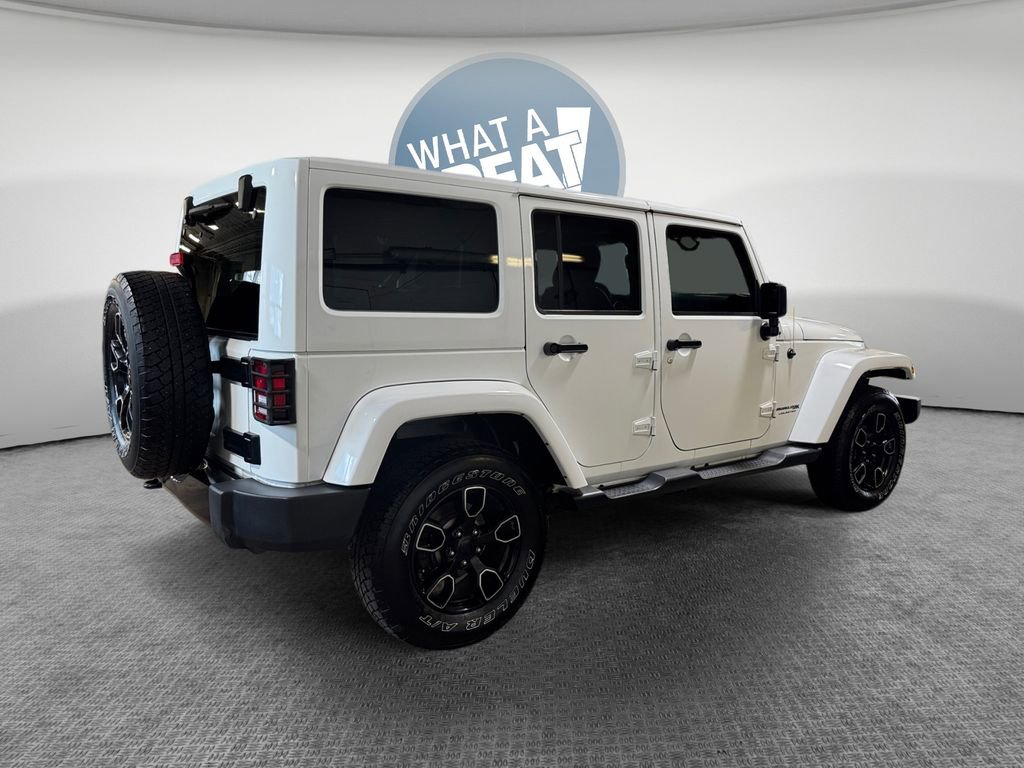Used 2018 Jeep Wrangler Unlimited Sahara w/ Dual Top Group AWD/4WD image 3