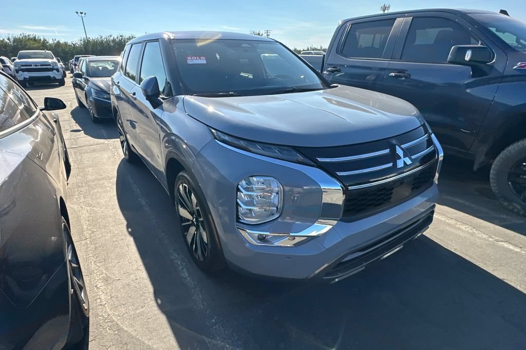 Used 2025 Mitsubishi Outlander SE AWD/4WD image 2