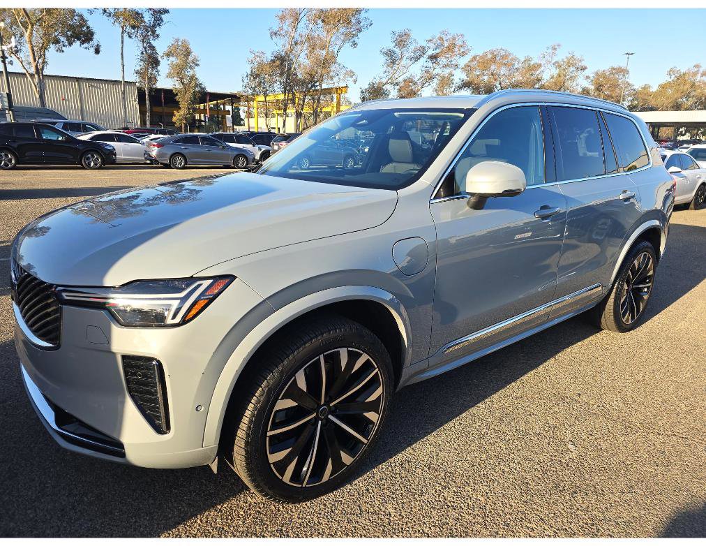 Used 2025 Volvo XC90 T8 Plus w/ Protection Package Premier AWD/4WD image 3