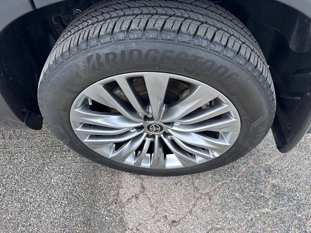 Certified 2024 Toyota Highlander Platinum AWD/4WD image 11