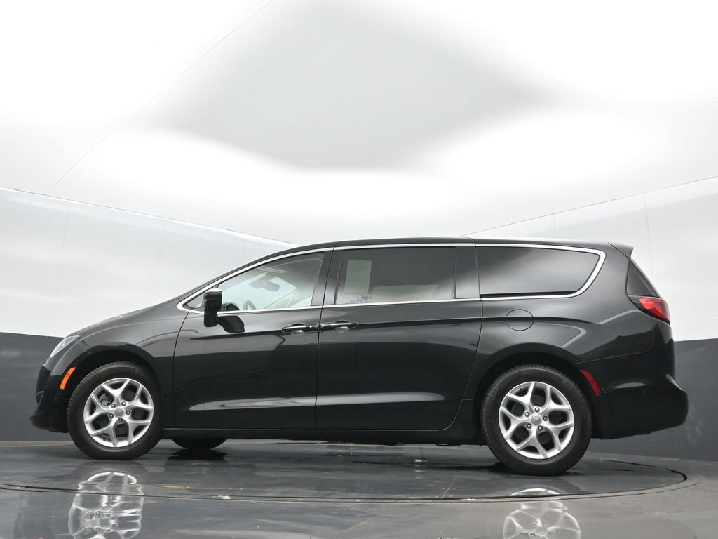 Used 2019 Chrysler Pacifica Touring Plus w/ Advanced Safetytec Group FWD image 33