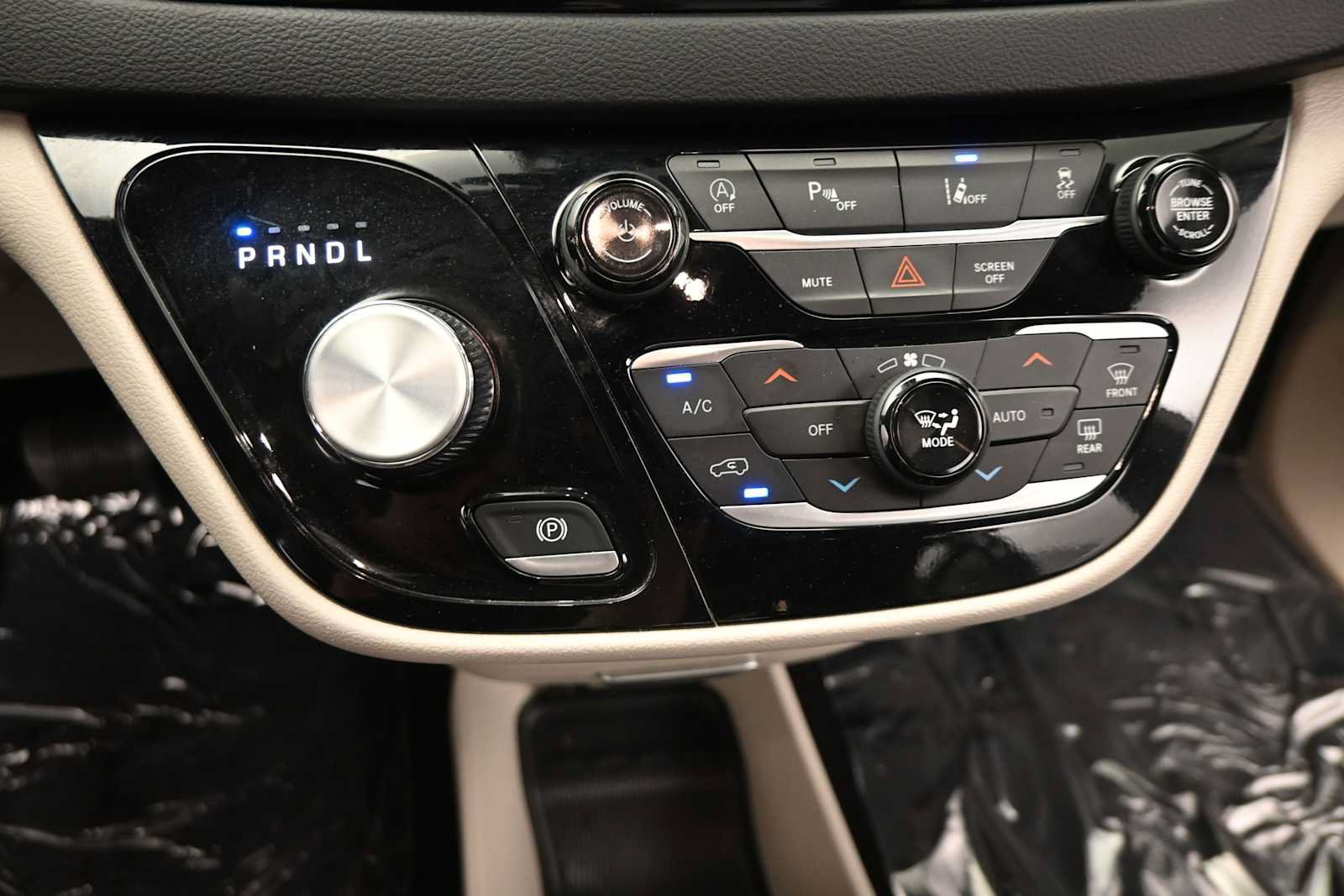 Used 2024 Chrysler Pacifica Touring-L FWD image 25