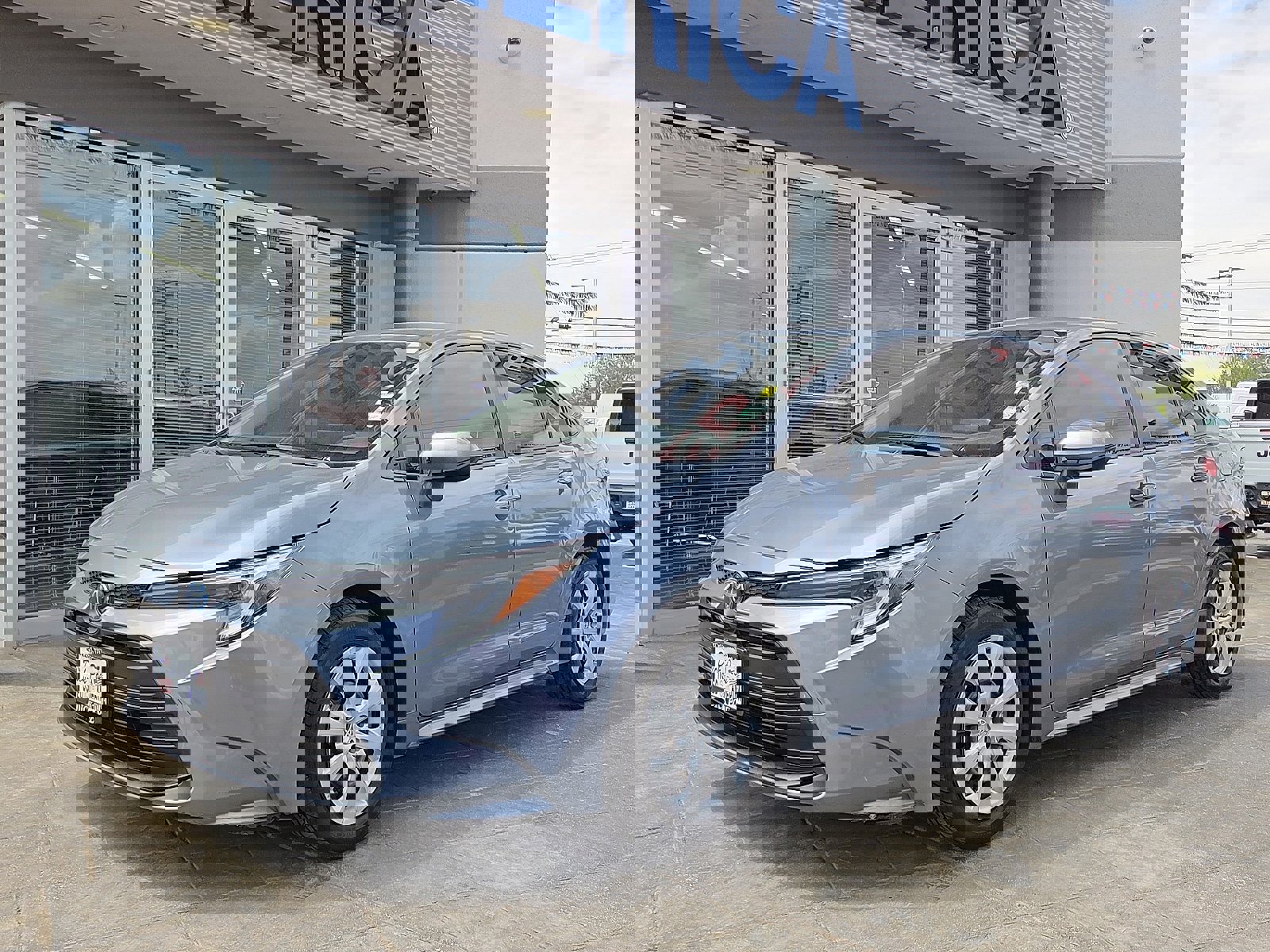 Used 2023 Toyota Corolla LE image 2