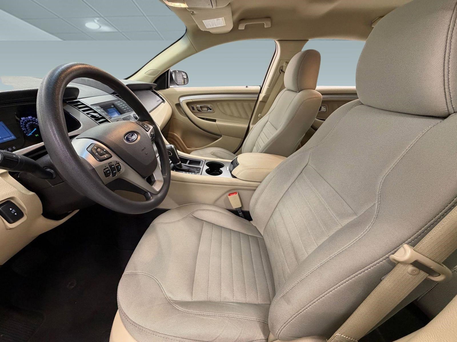 Used 2017 Ford Taurus SE image 4