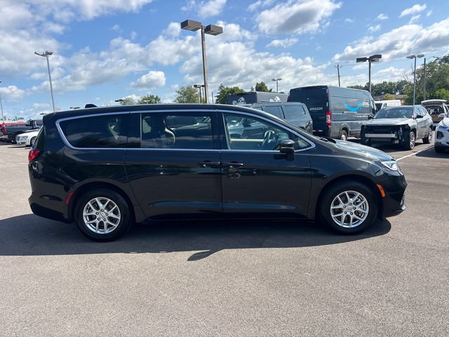Used 2023 Chrysler Pacifica Touring-L FWD image 28