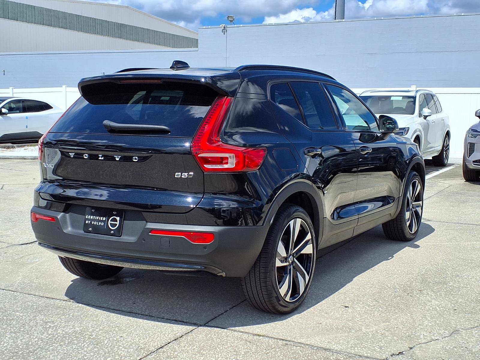 Certified 2025 Volvo XC40 B5 Ultra AWD/4WD image 7