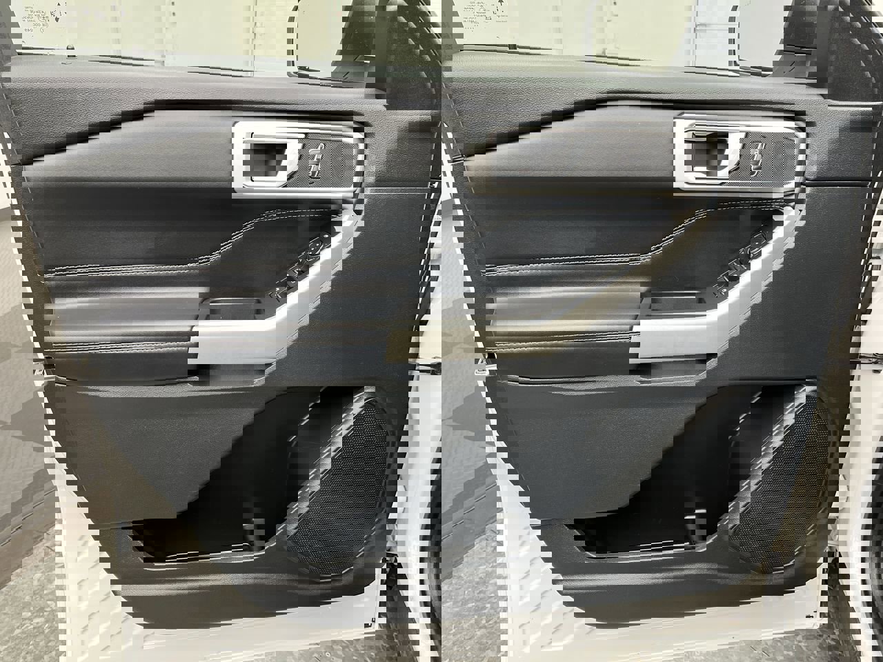 Used 2022 Ford Explorer XLT w/ Equipment Group 202A image 9