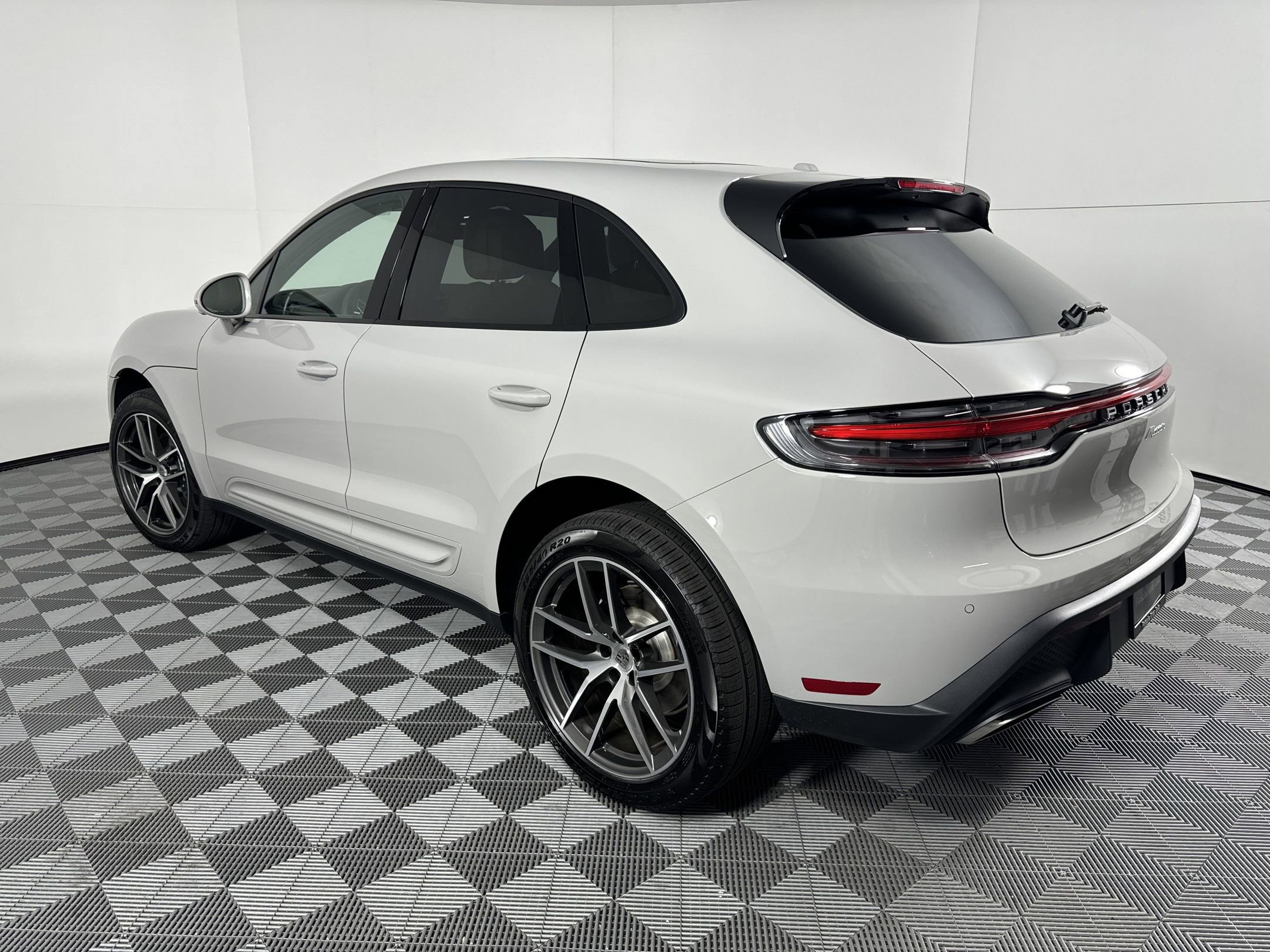 Certified 2025 Porsche Macan image 3