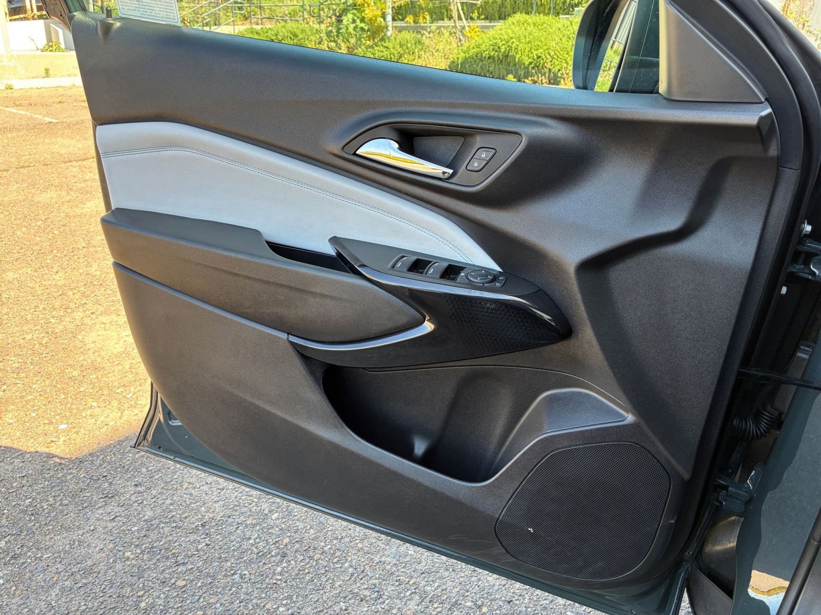 Used 2025 Chevrolet Trax LT w/ LT Convenience Package FWD image 18