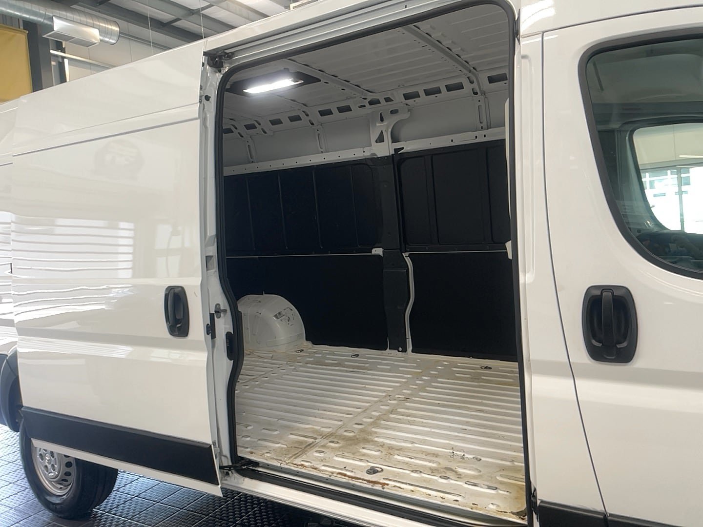 Used 2025 RAM ProMaster 3500 w/ Convenience Group FWD image 11