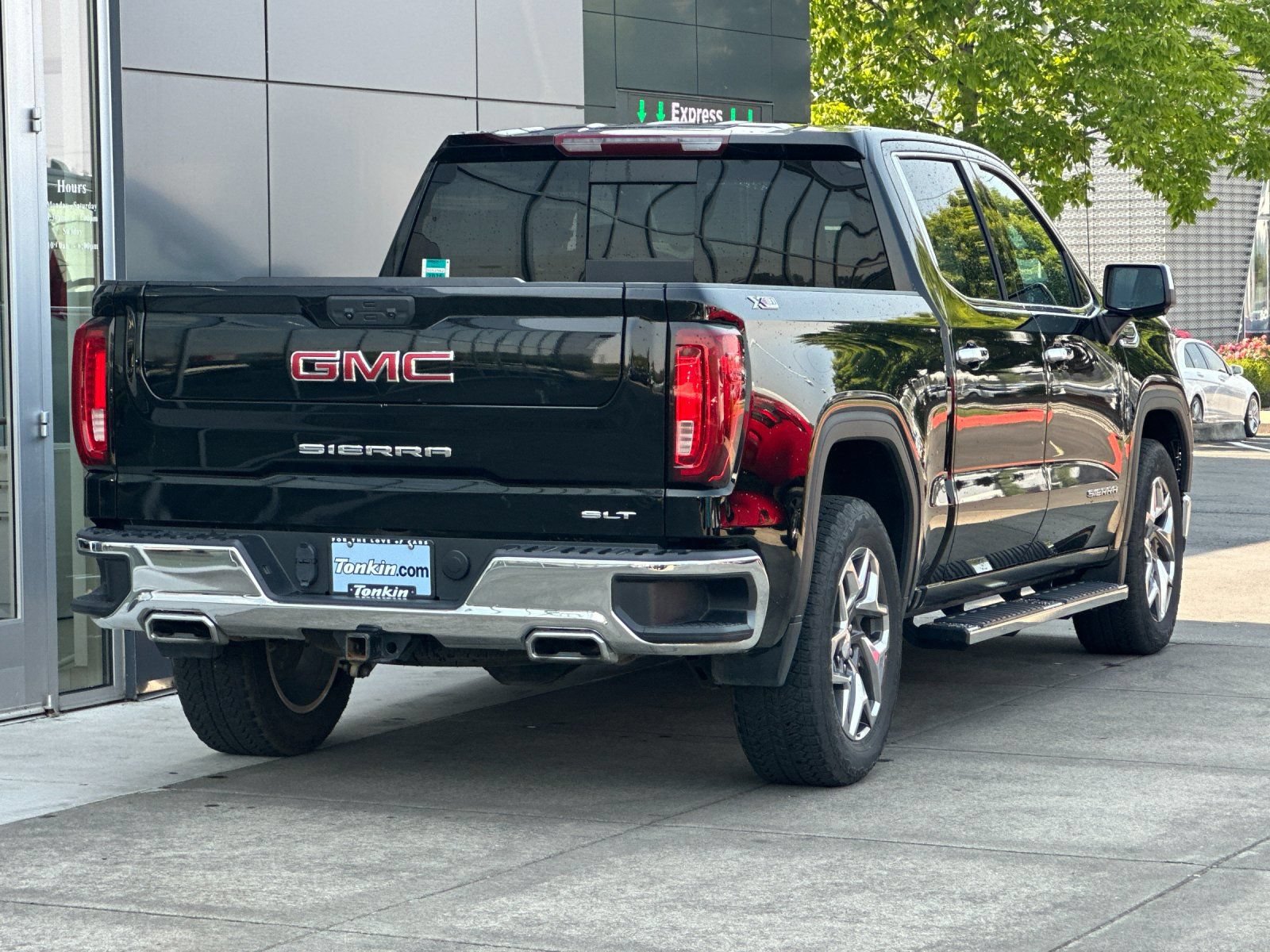 Used 2023 GMC Sierra 1500 SLT AWD/4WD image 3