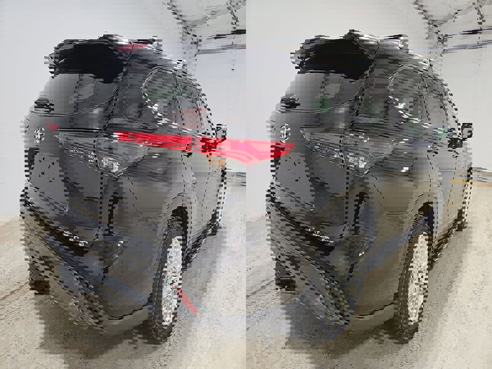 Used 2022 Toyota Highlander Limited image 3