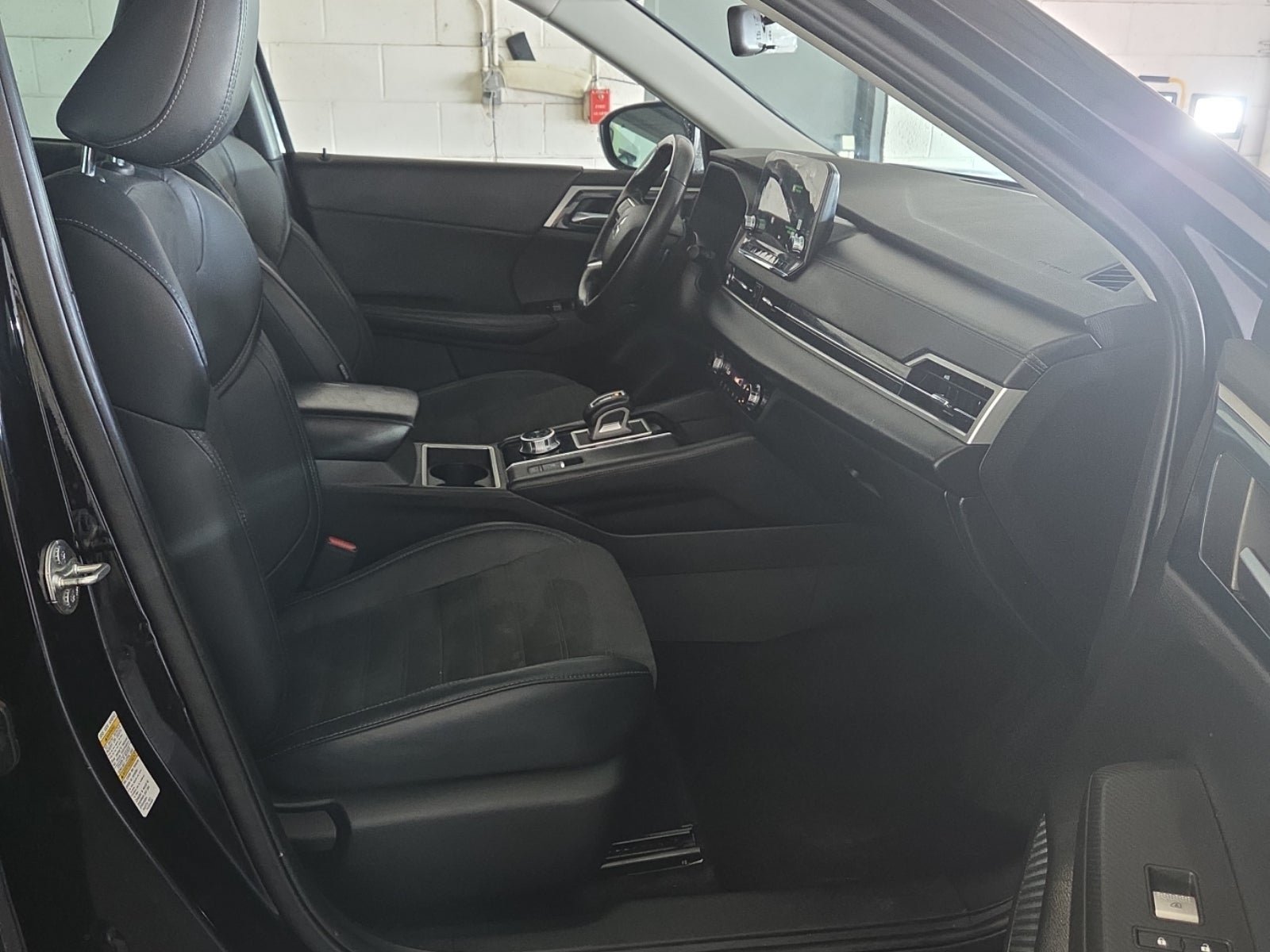 Used 2023 Mitsubishi Outlander SE Black Edition FWD image 13