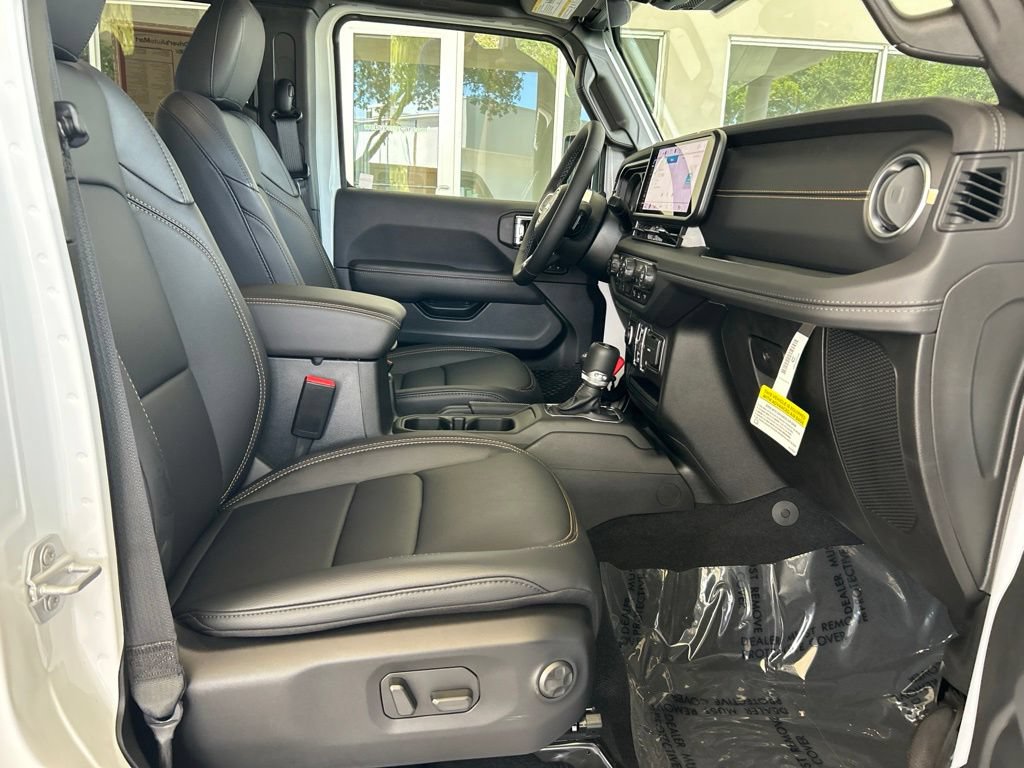 Used 2025 Jeep Wrangler Unlimited Sahara AWD/4WD image 23