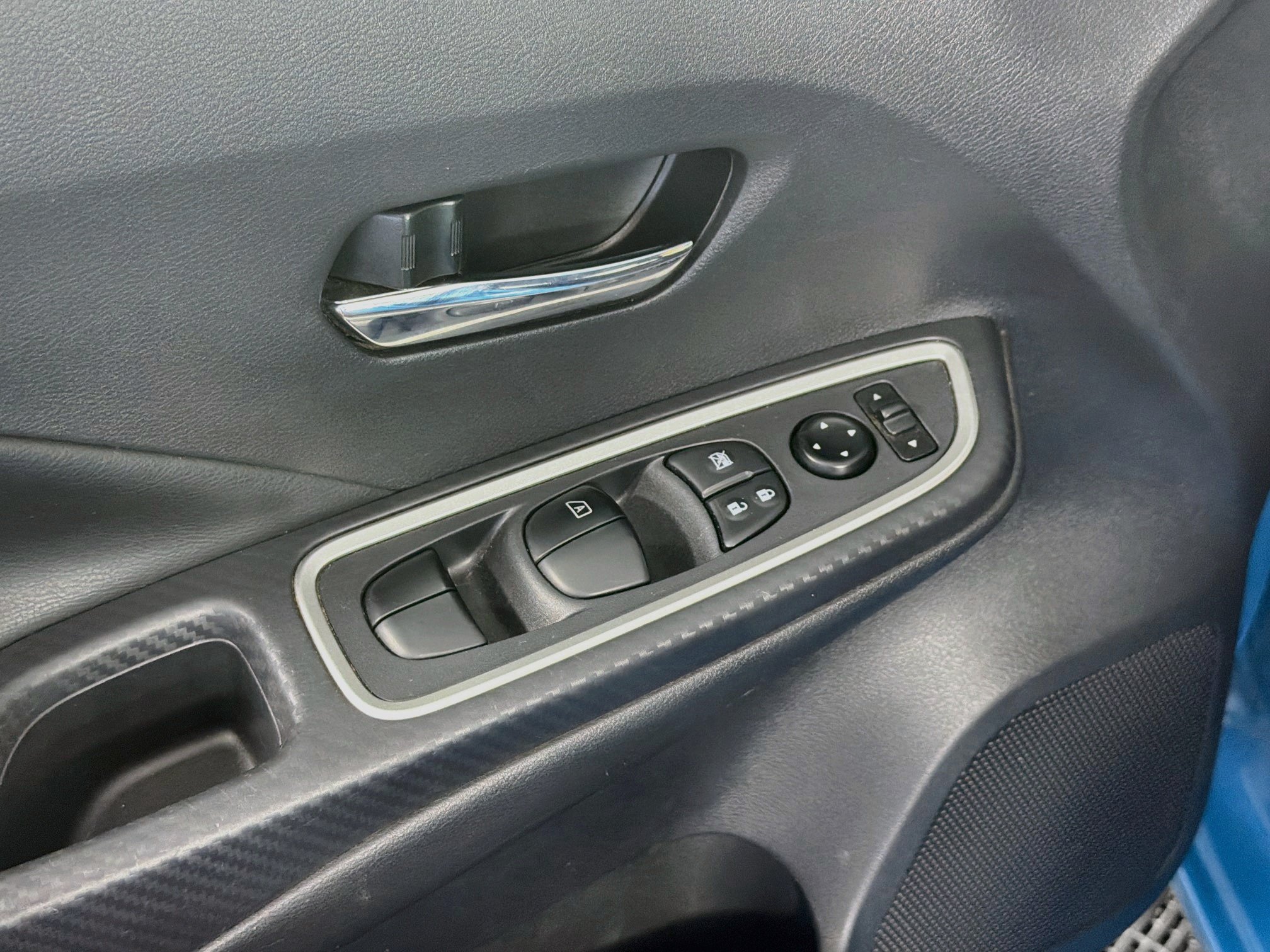 Used 2025 Nissan Versa SR FWD image 15