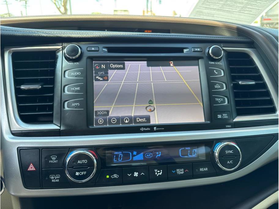 Used 2015 Toyota Highlander XLE AWD/4WD image 30