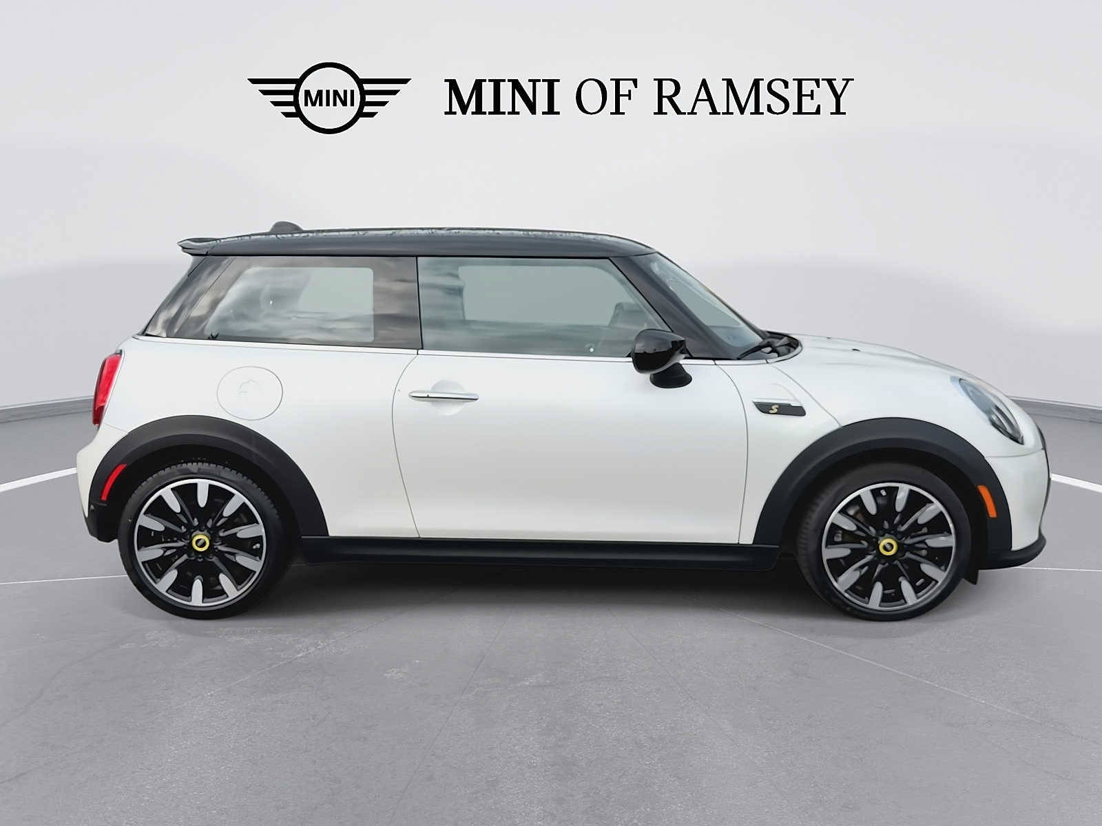 Used 2024 MINI Cooper SE FWD image 9